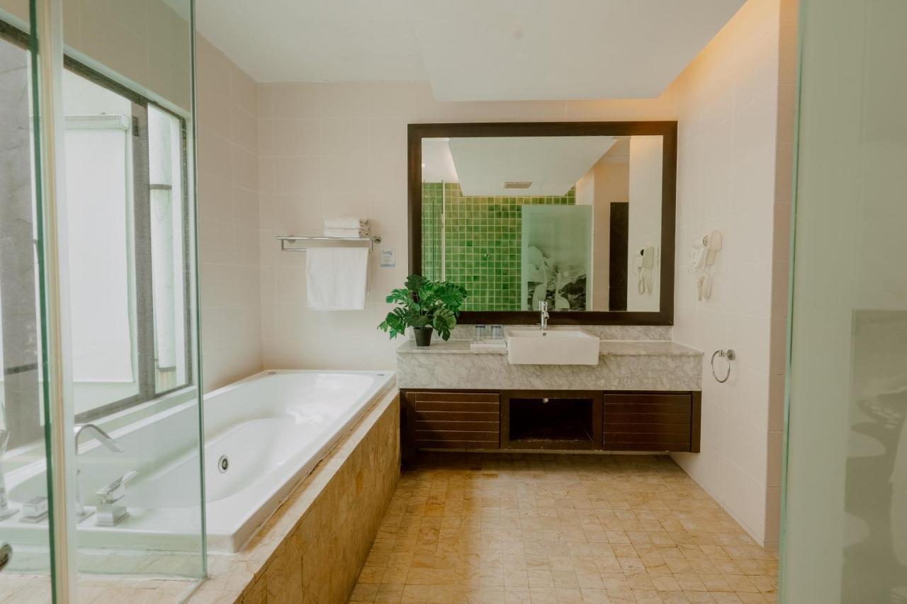 Borneo Beach Villa & Suite Kota Kinabalu Exterior photo